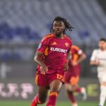 Dirigeants de l'AS Roma étudiant des documents financiers UEFA