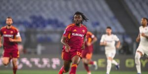 Dirigeants de l'AS Roma étudiant des documents financiers UEFA