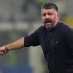 Gennaro Gattuso réfléchissant sur le banc de touche.