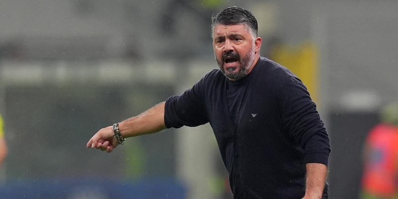 Gennaro Gattuso réfléchissant sur le banc de touche.