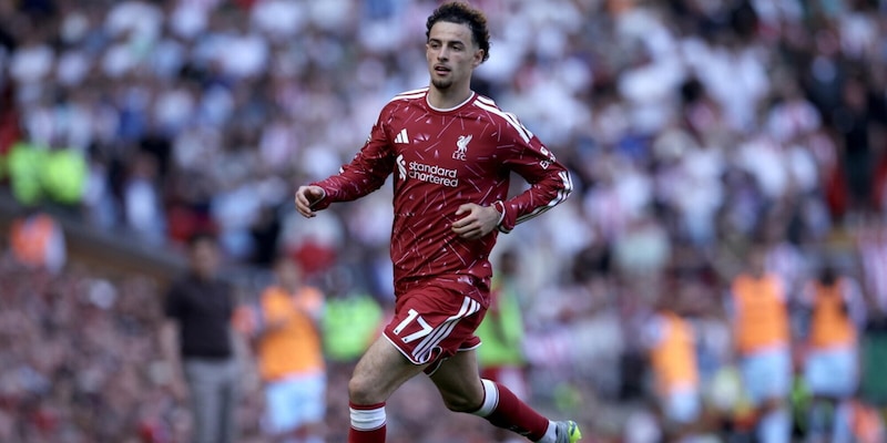 Curtis Jones en maillot de Liverpool sur le terrain