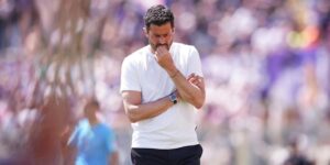 Fabio Grosso regardant un match de football en tant qu'entraîneur