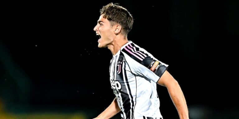 Jeune joueur Fabio Faticanti en maillot Juventus