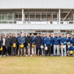 Joueurs du Racing Club visitant chantier Ezeiza