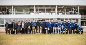 Joueurs du Racing Club visitant chantier Ezeiza