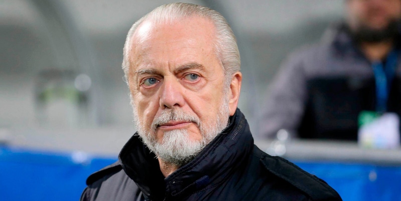 Aurelio De Laurentiis devant le Stadio Diego Armando Maradona