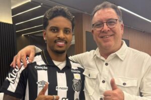 Rodrygo et Neymar dans les tribunes du stade de Santos