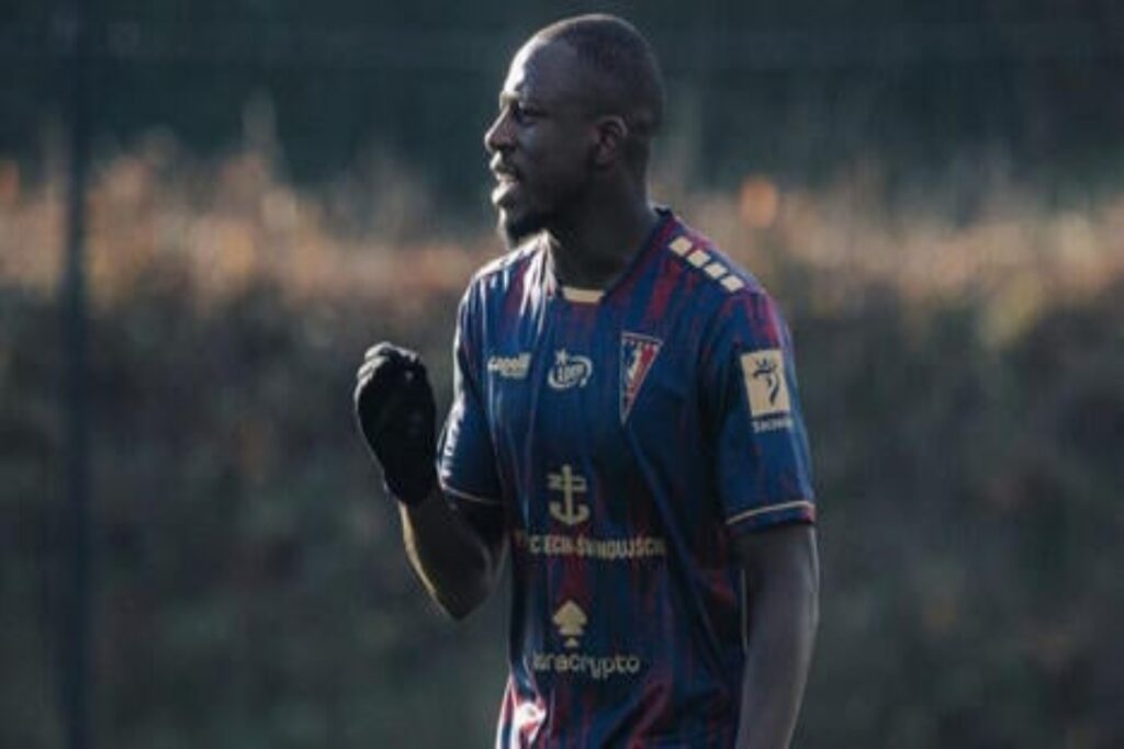 Benjamin Mendy pose avec le maillot du Pogon Szczecin