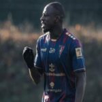 Benjamin Mendy pose avec le maillot du Pogon Szczecin