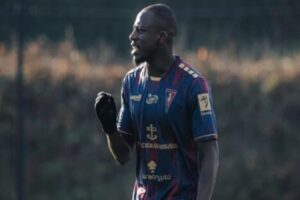 Benjamin Mendy pose avec le maillot du Pogon Szczecin