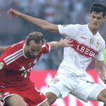 Chema Andrés célébrant un but avec le maillot de Stuttgart.