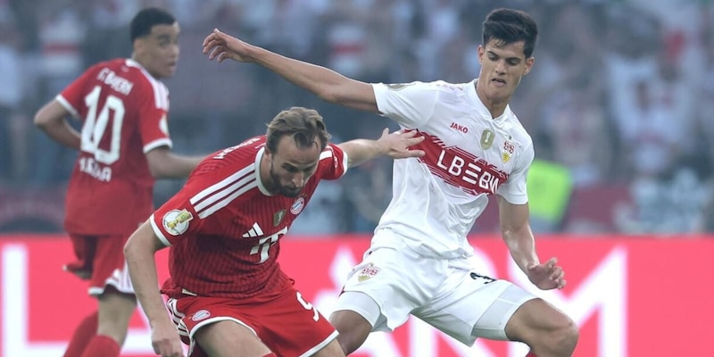 Chema Andrés célébrant un but avec le maillot de Stuttgart.