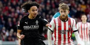 Wael Mohya en maillot du Borussia Mönchengladbach sur un terrain