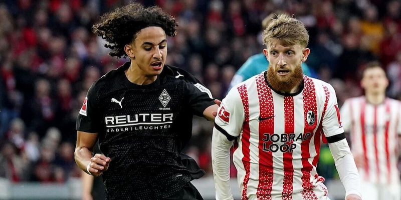 Wael Mohya en maillot du Borussia Mönchengladbach sur un terrain