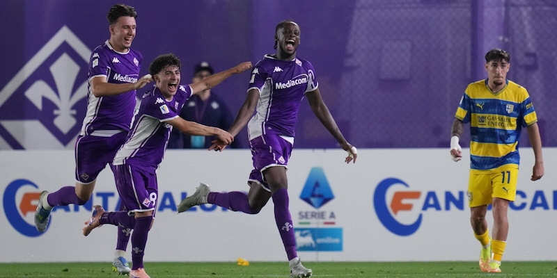 Équipe Fiorentina Primavera célébrant le Scudetto avec le trophée