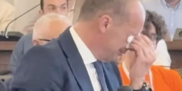 Massimiliano Allegri, entraîneur de la Juventus, ému en conférence.