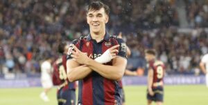 Carlos Espí, maillot de Levante, célébrant un but