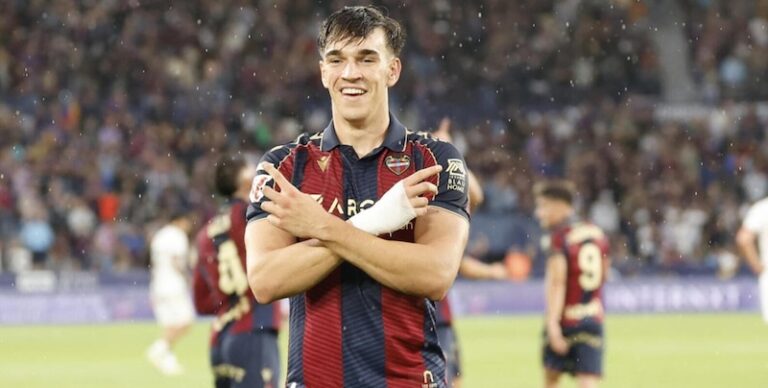 Carlos Espí, maillot de Levante, célébrant un but