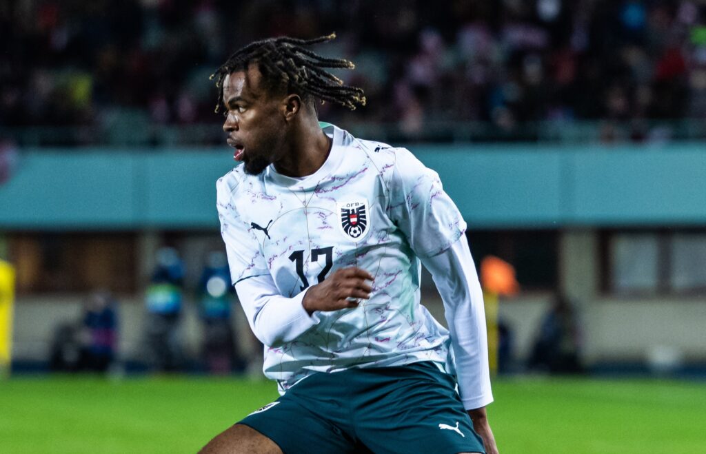 Ex-international anglais U21 au Mondial après changement.