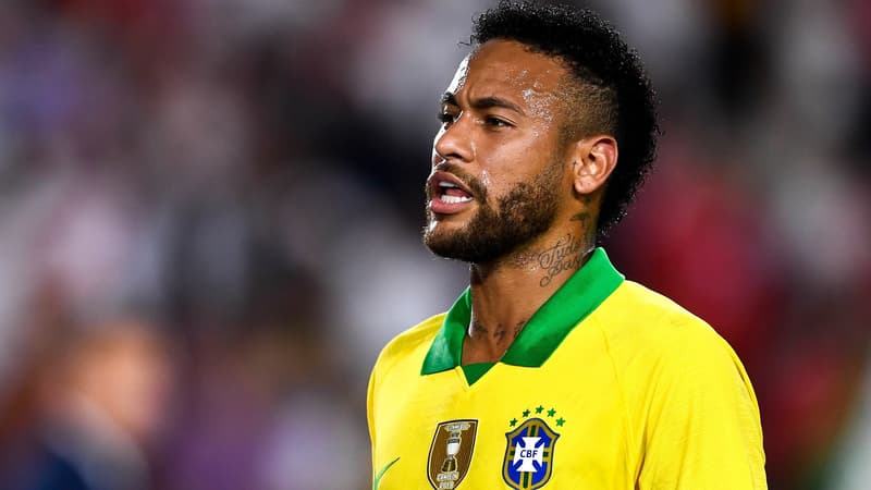 Neymar souriant avec le maillot du Paris Saint-Germain