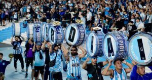 Joueurs du Racing Club sur le terrain de football