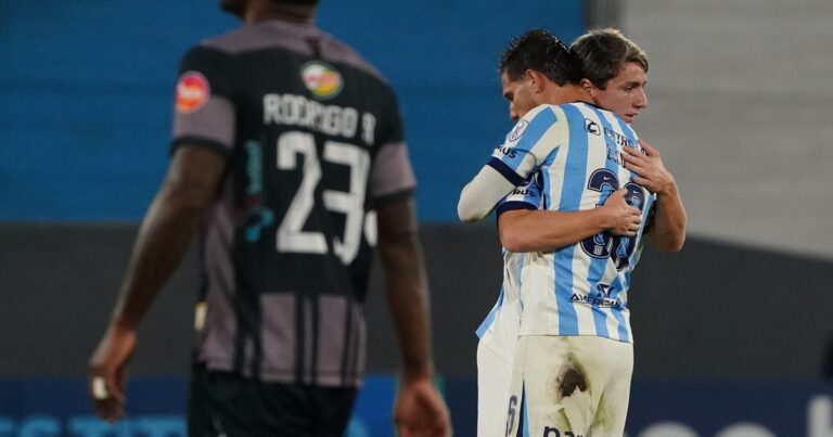 Jeunes joueurs de Racing Club célébrant une victoire