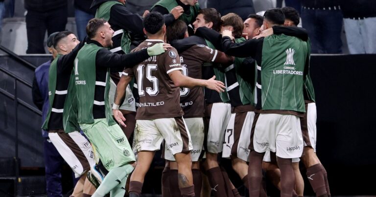 Joueurs de Platense célébrant une victoire en Copa Libertadores