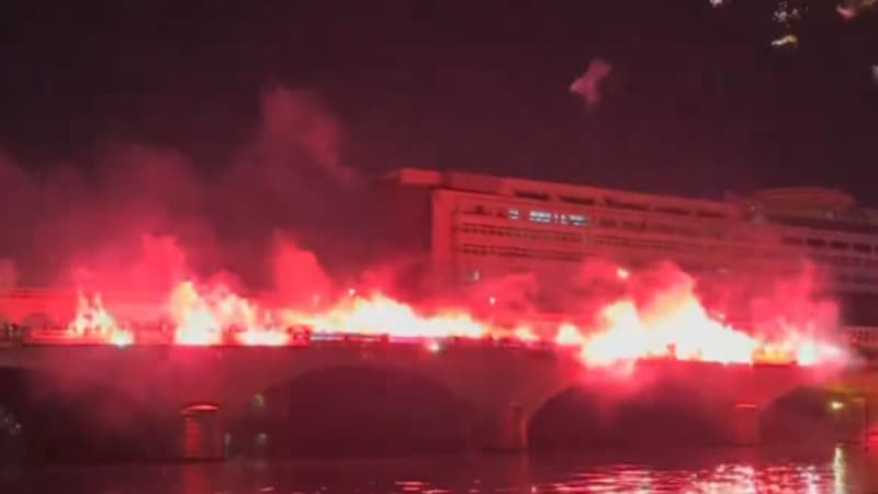 Ultras du Paris Saint-Germain avec fumigènes et banderole