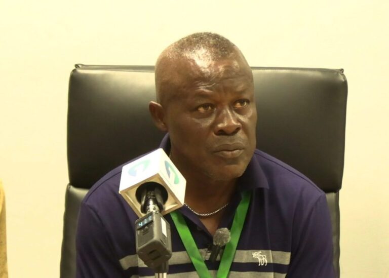 Coach Johnson Smith s'exprimant sur Basake Holy Stars