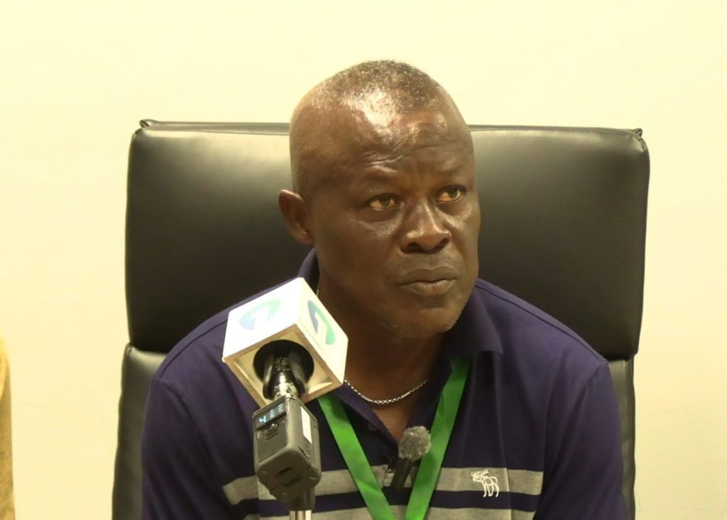 Coach Johnson Smith s'exprimant sur Basake Holy Stars
