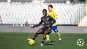 Lawrence Ofori célébrant un but avec le maillot de Casa Pia