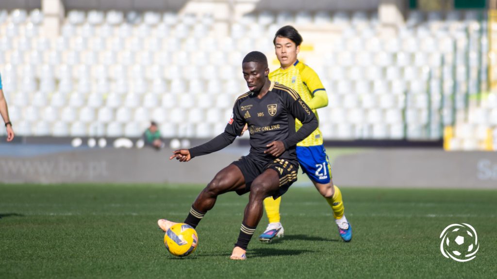 Lawrence Ofori célébrant un but avec le maillot de Casa Pia