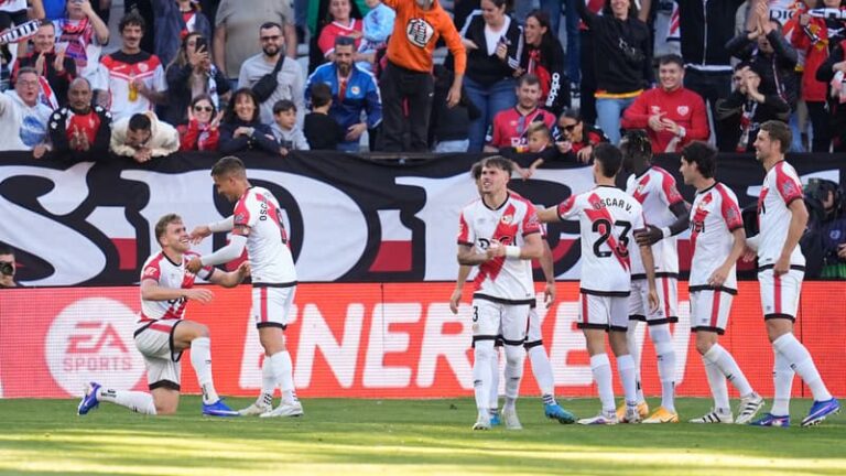 Le socio numéro 1 du Rayo Vallecano à 89 ans pour son premier voyage en finale européenne.