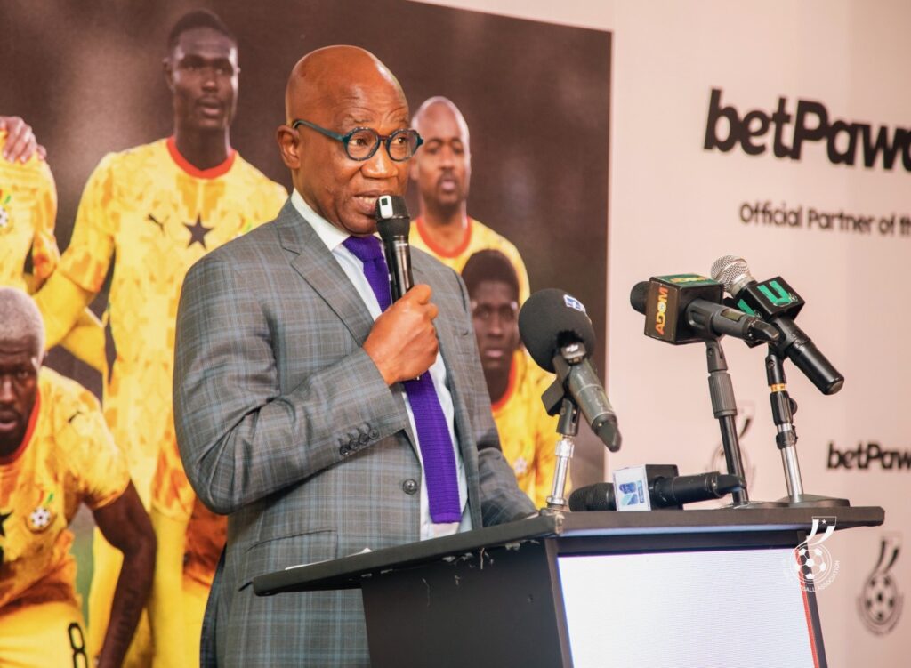 Mark Addo vice-président GFA et logo betPawa