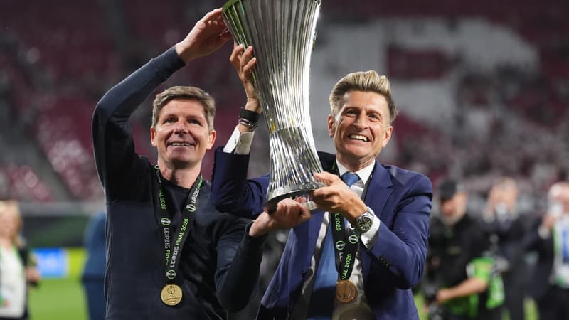 Les joueurs de Crystal Palace célèbrent avec le trophée de la Ligue Conférence