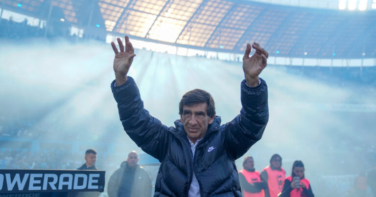 Choc en Argentine : Gustavo Costas Viré du Racing ! La Révolte des Joueurs Éclate en Ligne !
