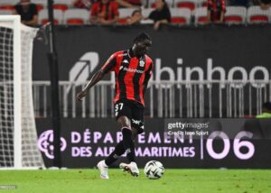 Kojo Oppong Peprah en action défensive intense