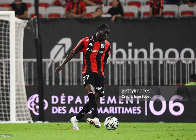 Kojo Oppong Peprah en action défensive intense