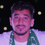 Oussama Benbot maillot Équipe d'Algérie mains jointes