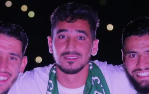 Oussama Benbot maillot Équipe d'Algérie mains jointes