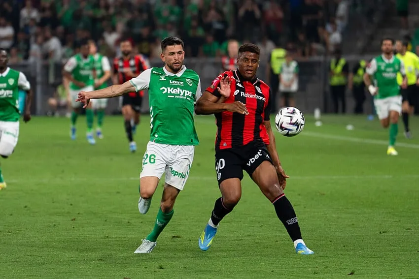 Joueurs de Nice et ASSE en duel sur le terrain