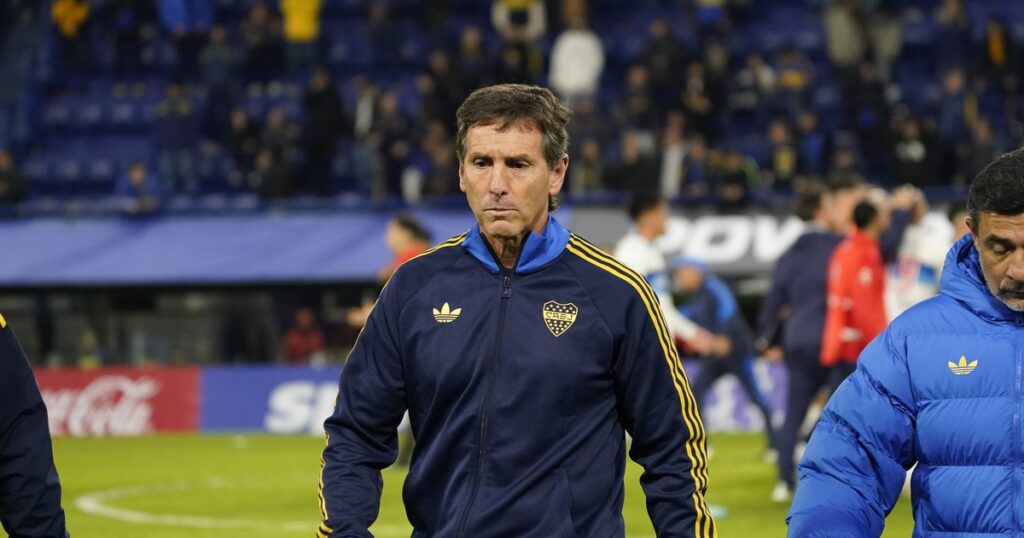 Hugo Ubeda, entraîneur de Boca Juniors, pensif
