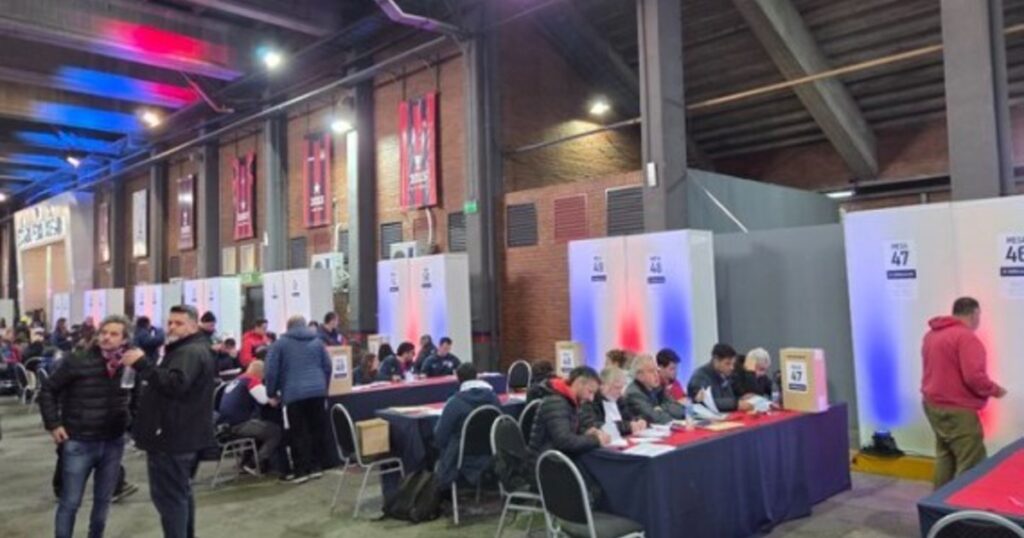 Fans votant lors des élections de San Lorenzo au stade Pedro Bidegain