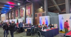 Fans votant lors des élections de San Lorenzo au stade Pedro Bidegain