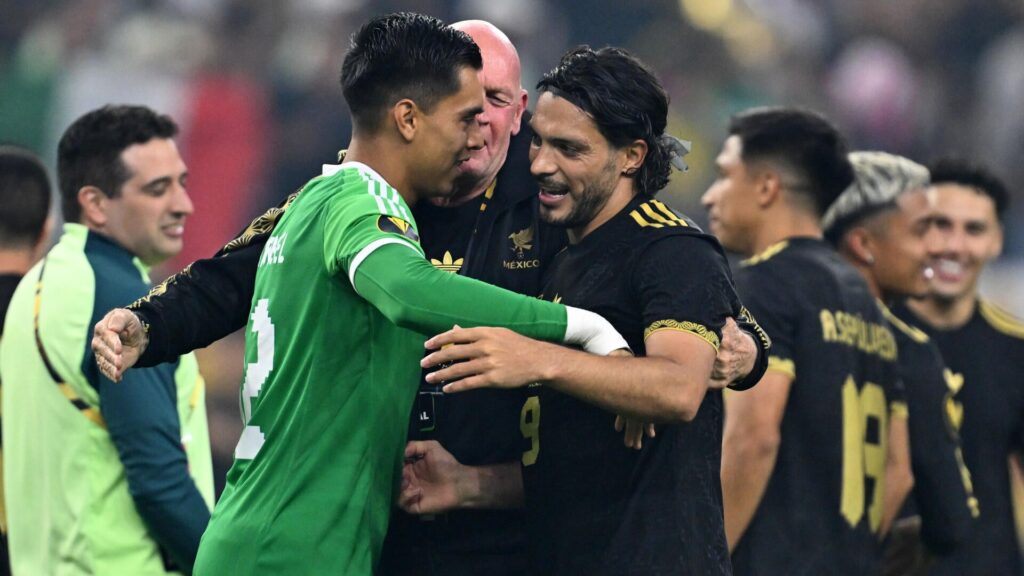 Joueurs de l'équipe du Mexique célébrant un but lors d'un match.