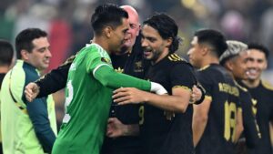 Joueurs de l'équipe du Mexique célébrant un but lors d'un match.
