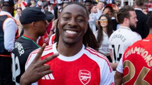 Eberechi Eze s'exprimant avec conviction sur un terrain de football