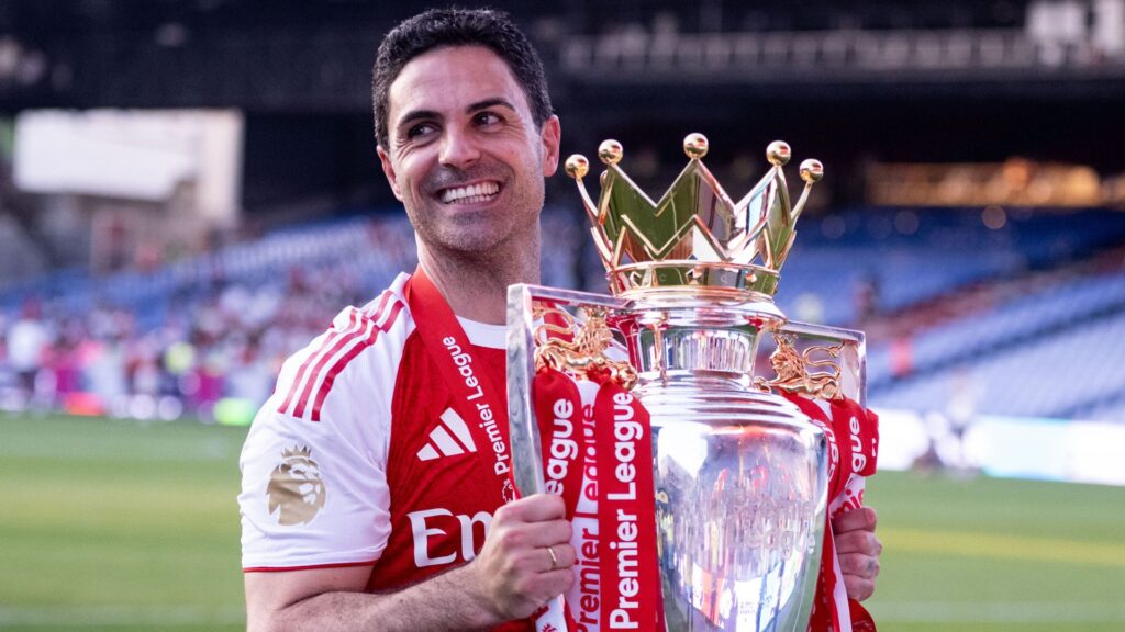 Mikel Arteta donnant des instructions depuis le bord du terrain