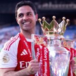 Mikel Arteta donnant des instructions depuis le bord du terrain