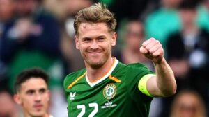 Nathan Collins célébrant un but avec l'Irlande face au Qatar